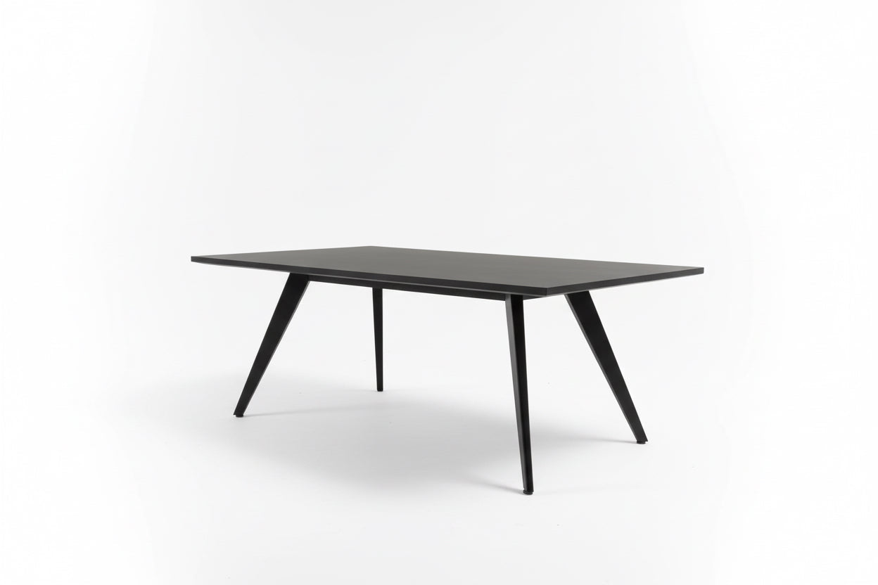 Sort spisebord 200×100 cm set skråt med enkelt og moderne design